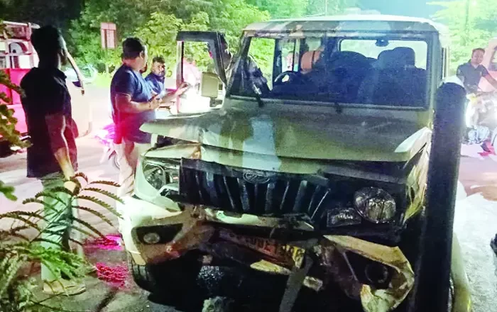 बेकाबू बोलेरो वाहनों को ठोकर मारते डिवाईडर से टकराई ! दो गंभीर, देखते-देखते कई वाहन हो गए क्षतिग्रस्त