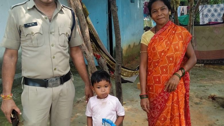 तीन साल की मासूम भटकी, चक्रधरनगर डॉयल 112 ने तत्परता से सकुशल बच्ची को परिजनों तक पहुंचाया