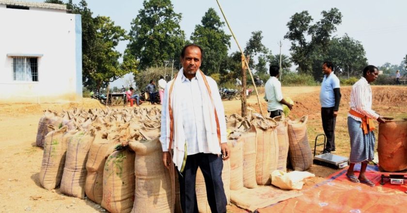 धान बेचकर किसानों के चेहरे में रौनक