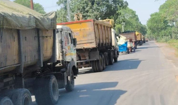 हाथियों की समस्या को लेकर किसानों ने किया चक्काजाम : रायगढ़ में फसल नुकसान से परेशान हैं ग्रामीण, मुआवजा बढ़ाने की कर रहे मांग