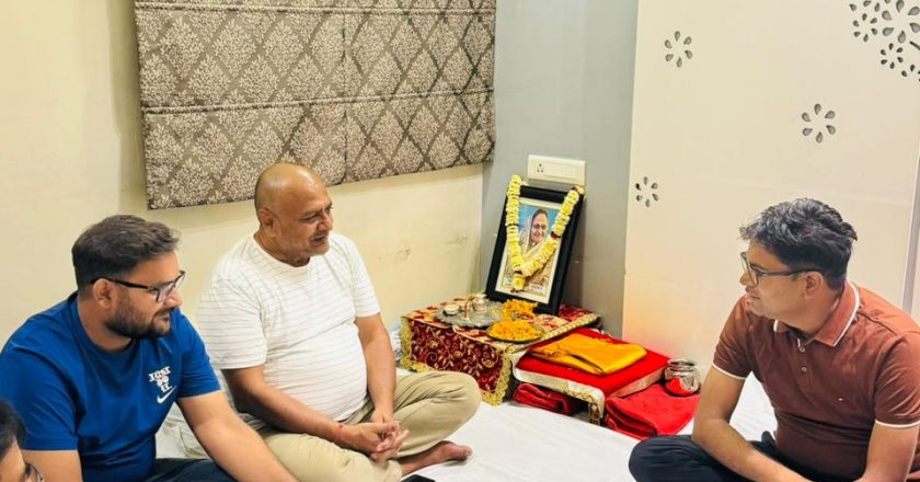 ओपी चौधरी ने स्व. गायत्री देवी के निवास पहुँच कर दी श्रद्धाजंलि