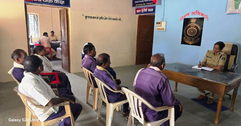 कोतरारोड़ और धरमजयगढ़ थाना प्रभारियों ने ग्राम कोटवारों की बैठक लेकर दी सुरक्षा संबंधी हिदायतें