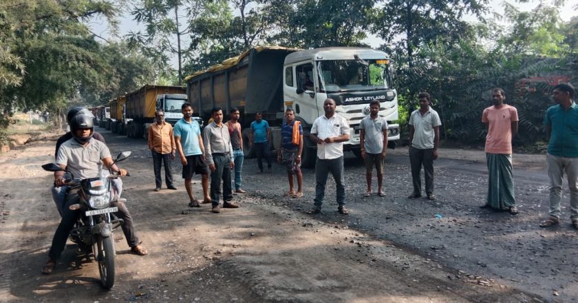 रायगढ़ में ग्रामीणों ने फिर किया चक्काजाम : जर्जर सड़क को सुधारने की मांग, प्रशासन के आश्वासन के बाद अब तक शुरू नहीं हुआ काम