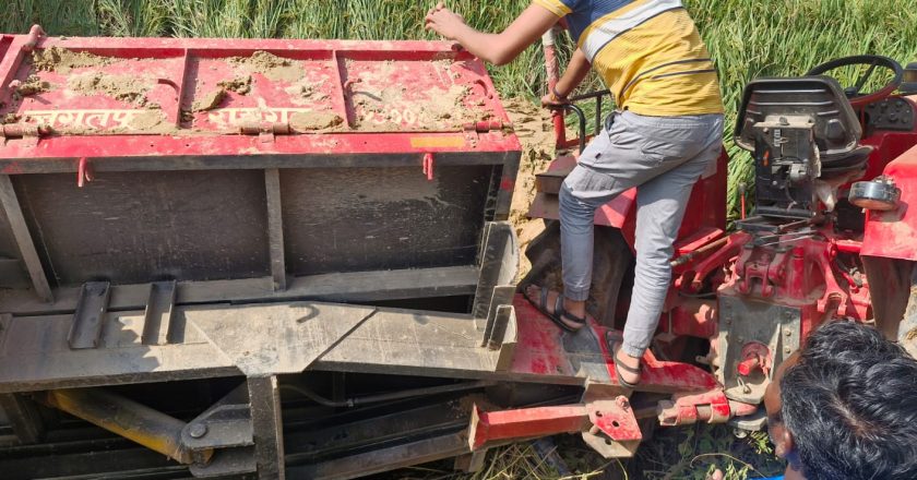 अवैध रेत परिवहन के दौरान ट्रैक्टर पलटने से चालक की मौत