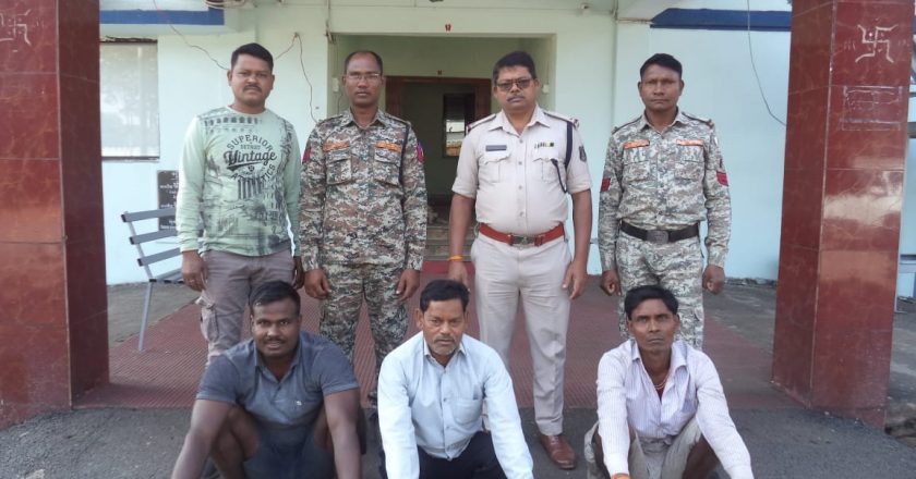 पूंजीपथरा पुलिस की सक्रियता से अवैध कबाड़ परिवहन में संलिप्त तीन ट्रकों से 10.8 मीट्रिक टन स्र्कैप की जब्ती