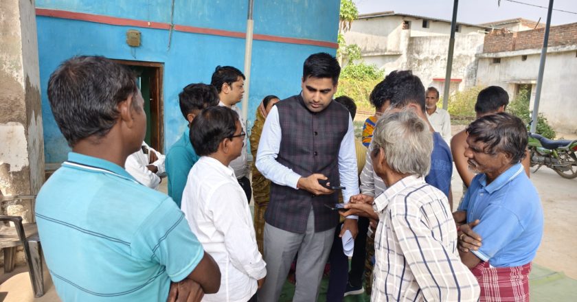 पीएम आवास की प्रगति देखने फील्ड निरीक्षण में पहुंचे सीईओ जिला पंचायत जितेन्द्र यादव