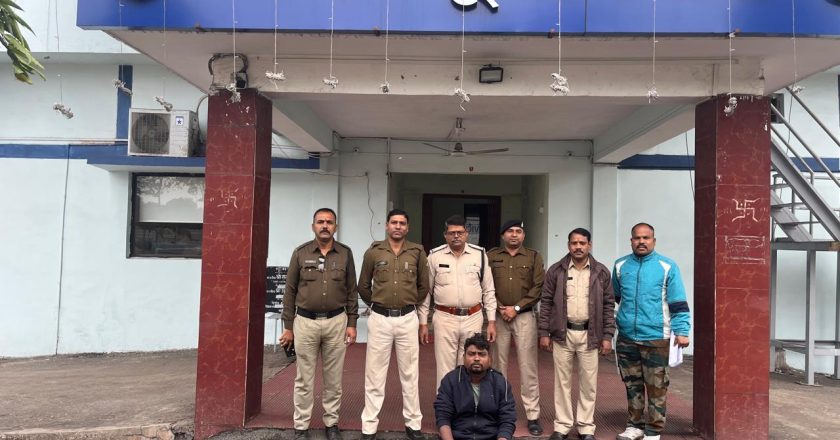 सब्जी दुकान की आड़ में शराब बिक्री, पुलिस ने दबिश देकर 15 लीटर कच्ची शराब की बरामद