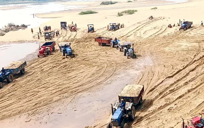 गांव की बस्ती से रोजाना गुजरते हैं बालू लोड टैक्टर