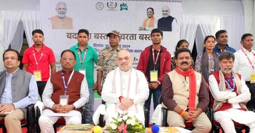 केन्द्रीय गृह एवं सहकारिता मंत्री अमित शाह ने आज छत्तीसगढ़ के जगदलपुर में हथियार छोड़ मुख्यधारा में शामिल हुए छत्तीसगढ़, महाराष्ट्र, ओडिशा, आंध्र प्रदेश, तेलंगाना और असम के लोगों से मुलाकात की