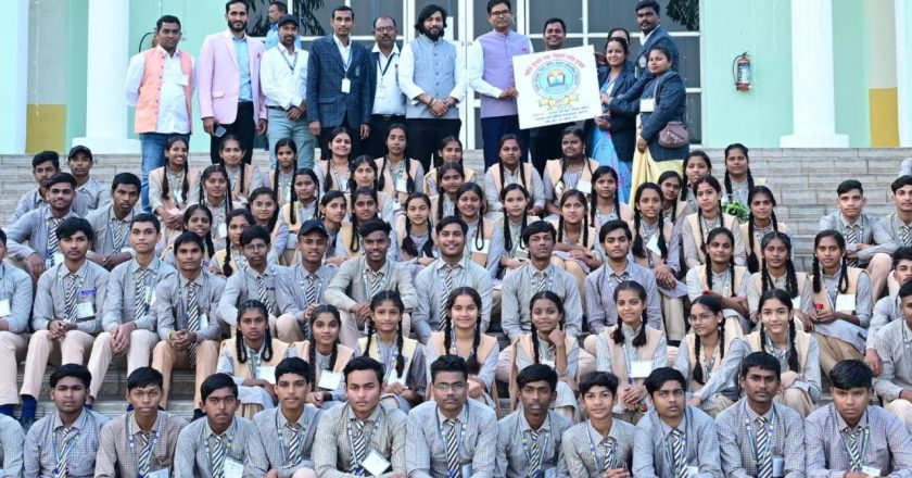 स्कूली बच्चों का विधानसभा का शैक्षणिक भ्रमण, वित्त मंत्री ओपी चौधरी से की मुलाकात