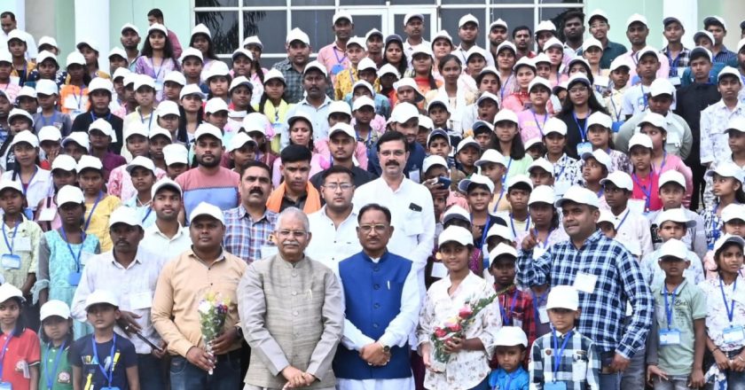 मुख्यमंत्री साय से मिले विधानसभा के शैक्षणिक भ्रमण पर आये मुंगेली जिले के बच्चे