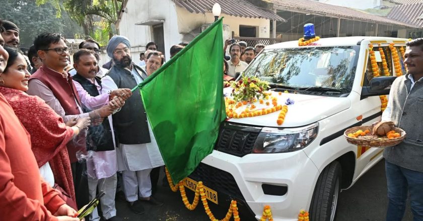 वित्त मंत्री ओपी चौधरी ने हरी झंडी दिखाकर एम्बुलेंस को किया रवाना