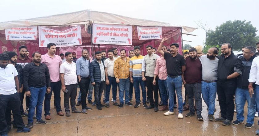 एनटीपीसी के बाहर गाड़ी मालिकों की अनिश्चितकालीन हड़ताल शुरू, प्रदेश फ्लाईऐश एशोसिएशन का मिला समर्थन