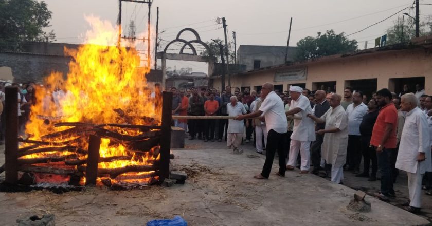 पूर्व विधायक विजय अग्रवाल के पिता हरिराम अग्रवाल पंचतत्व में विलीन, बड़े भाई ने दी मुखाग्नि, अंतिम संस्कार में सैकड़ों लोग हुए शामिल, सीएम साय सहित मंत्रियों ने की शोक संवेदना व्यक्त