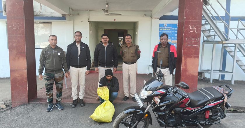 ग्राम सामारूमा में अवैध शराब के खिलाफ पूंजीपथरा पुलिस की कार्रवाई, 15 लीटर महुआ शराब और मोटर साइकिल जब्त