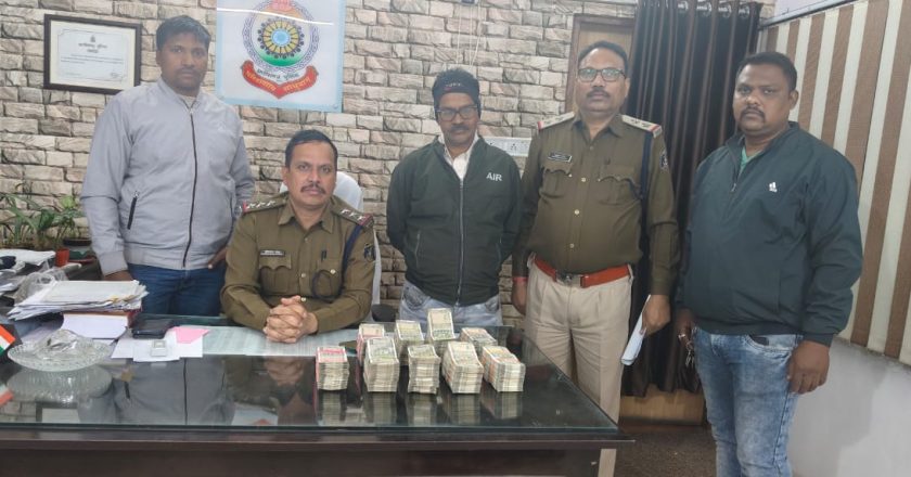 कोतवाली पुलिस को पेट्रोलिंग के दौरान मोटरसाइकिल सवार के बैग से ₹22.5 लाख कैश मिला, नकदी जप्त कर कोतवाली पुलिस ने की कार्रवाई