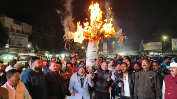 रायगढ़ में अमित शाह का पुतला दहन, डॉ. आंबेडकर पर की गई टिप्पणी का विरोध