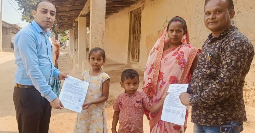 सुशासन सप्ताह : गांव की ओर पहुंचा प्रशासन, घर पहुंच हितग्राहियों को वितरित किया जाति एवं निवास प्रमाण पत्र