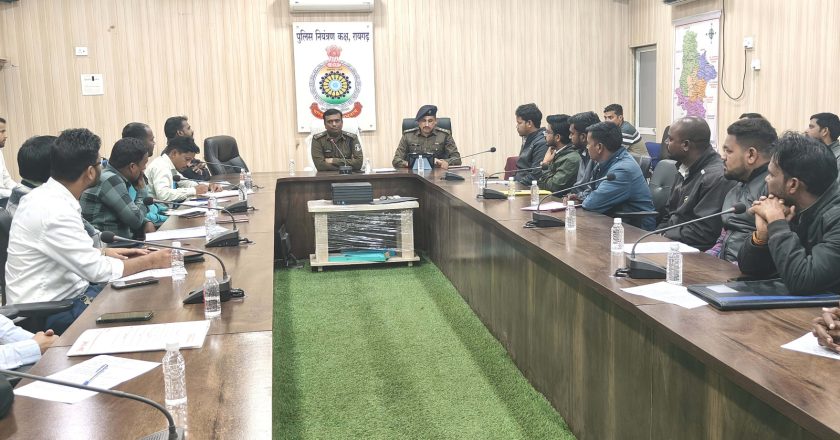 माइक्रो फाइनेंस कंपनियां सुनिश्चित करें, ग्राहक के साथ फाइनेंशियल फ्रॉड न हो, लोन रिकवरी में अपनाएं कानूनी प्रक्रिया : एसपी दिव्यांग पटेल