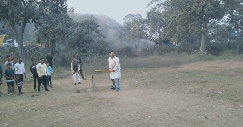 खेत में क्रिकेट खेल रहे युवाओं की आवाज पर पहुंचे उमेश पटेल, बैटिंग कर लगाए चौके-छक्के! विधायक के साथ क्रिकेट खेल युवा हुए उत्साहित.. Watch Video