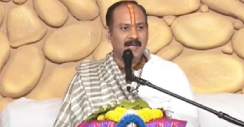 क्रिसमस पर लाल ड्रेस व टोपी पहना बच्चों को जोकर ना बनाओ; रायपुर में बोले प्रदीप मिश्रा, देखें VIDEO