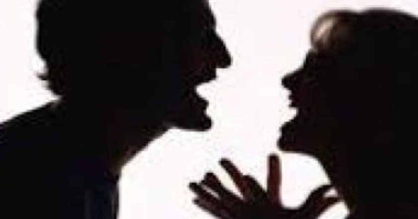 खाना मांग रहा था पति, फोन में बिजी थी पत्नी; गुस्से में किया ऐसा काम की महिला पहुंची अस्पताल