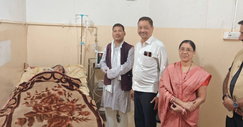 विधायक लालजीत सिंह राठिया ने अस्पताल पहुंचकर मनोज गवेल की माता का कुशलक्षेम जाना
