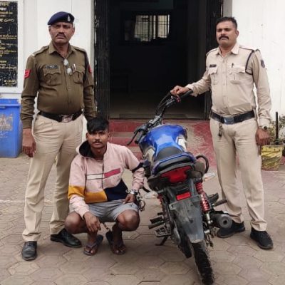 चोरी की मोटरसाइकिल के साथ आरोपी गिरफ्तार, कोतवाली पुलिस की कार्रवाई