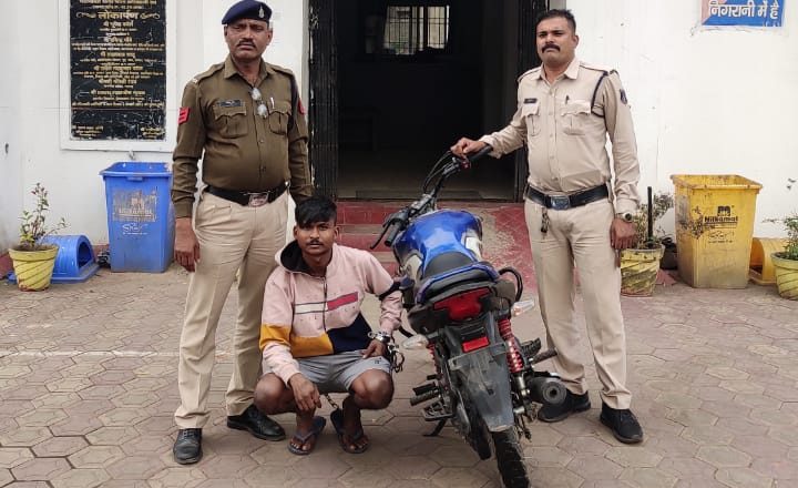 चोरी की मोटरसाइकिल के साथ आरोपी गिरफ्तार, कोतवाली पुलिस की कार्रवाई