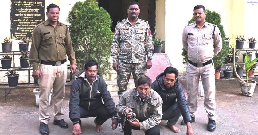 ग्राम डूमरपाली में मारपीट से अधेड़ व्यक्ति की मौत : मुख्य आरोपी समेत 03 आरोपियों को चक्रधरनगर पुलिस ने किया गिरफ्तार