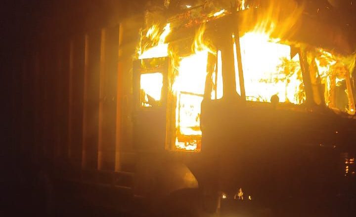 धान से भरे ट्रक में लगी आग, 100 बोरी धान जलने की आशंका