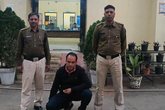 चक्रधरनगर पुलिस ने चोरी की संपत्ति खरीदने वाले आरोपी ‘लड्डू कबाड़ी’ हुसैन खान को गिरफ्तार कर न्यायिक रिमांड पर भेजा, चोरी के मुख्य आरोपियों सहित कुल चार लोग हिरासत में