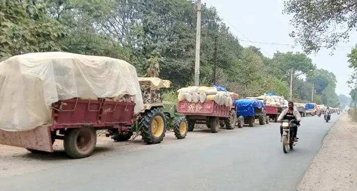 मौसम का हवाला देकर नहीं खरीदा धान, एसडीएम निवास पहुंचे किसान