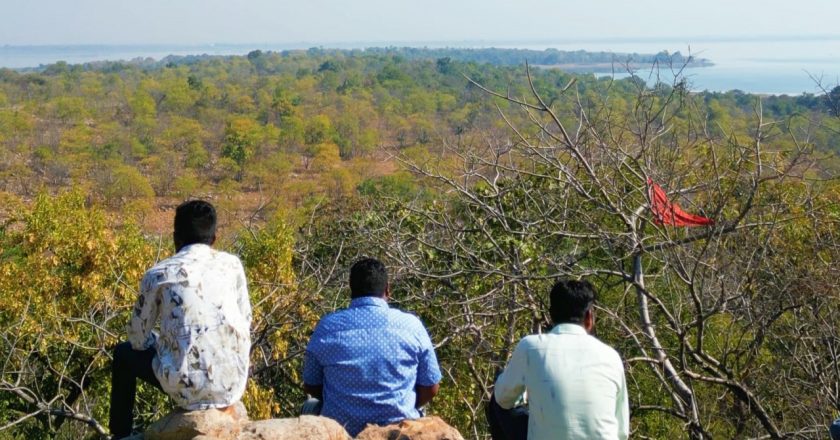 पुरातात्विक शैलचित्रों के लिए प्रसिद्ध चितवाडोंगरी बन रहा है प्रमुख पर्यटन केंद्र