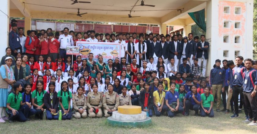 यातायात जागरूकता में स्कूली बच्चों का बड़ा कदम : रैली, नाटक और संदेशों से गूंजा रायगढ़