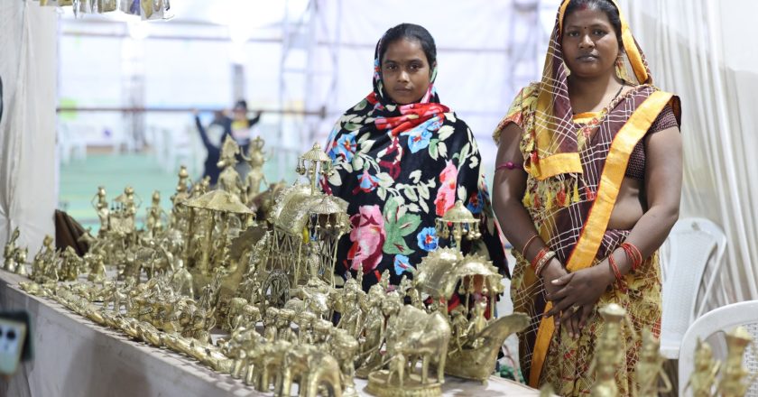 स्व-सहायता समूह की दीदियों के लिए बना सरस मेला मिल का पत्थर