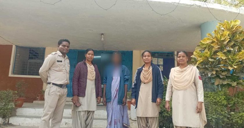 मानसिक रूप से कमजोर महिला की मदद के लिए आगे आईं धरमजयगढ़ टीआई, उपचार के लिए भेजा सेंदरी अस्पताल