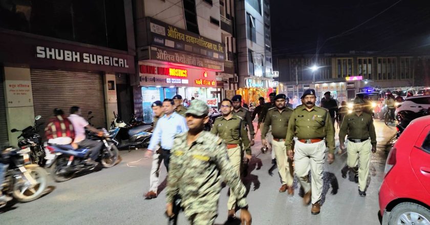 त्रि-स्तरीय पंचायत चुनाव : रायगढ़ में प्रशासन और पुलिस ने किया फ्लैग मार्च, आमजन को दिया निर्भीक मतदान का संदेश