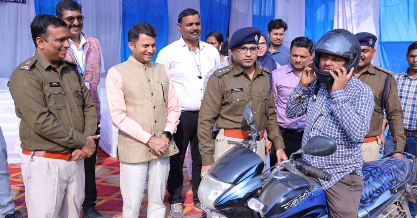 कलेक्टर और एसपी ने हेलमेट वितरण कर दिया सड़क सुरक्षा का संदेश