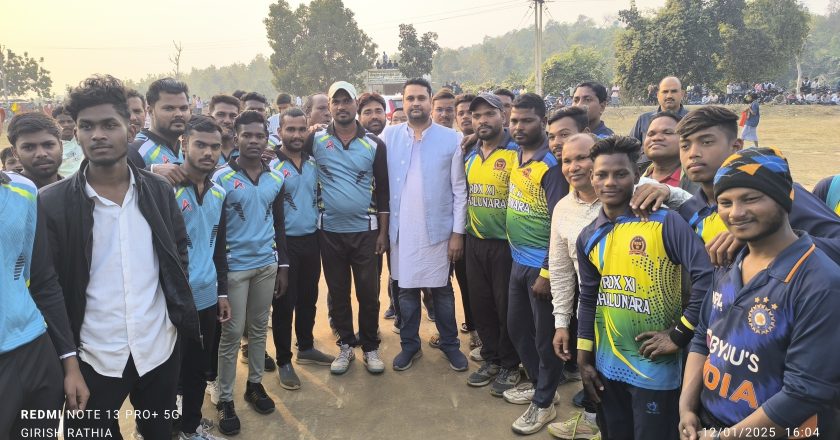 ग्राम जबलपुर में आयोजित सरईदरहा टेनिस बॉल क्रिकेट प्रतियोगिता 2024-25 का भव्य समापन, खरसिया विधायक उमेश पटेल मुख्य अतिथि के रूप में हुए शामिल