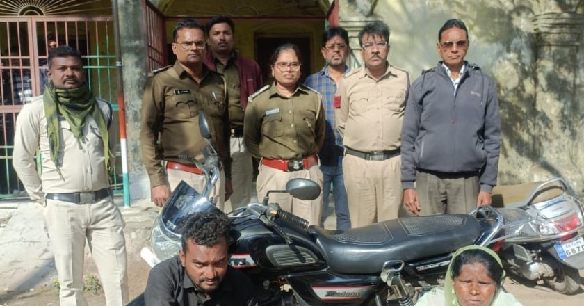 15 लीटर अवैध हाथ भट्ठी महुआ शराब परिवहन करते युवक पकड़ाया