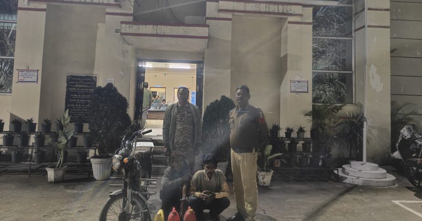 टीवीएस एक्सल पर शराब परिवहन कर रहे दो आरोपियों से 15 लीटर अवैध महुआ शराब जब्त