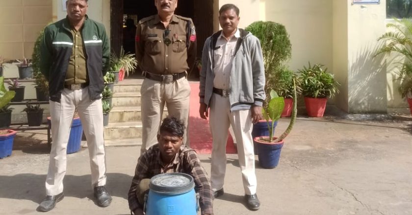 चक्रधरनगर पुलिस का अवैध शराब कारोबार पर शिकंजा : ग्राम विजयपुर और मनुवापाली में दो गिरफ्तार, 37 लीटर महुआ शराब बरामद