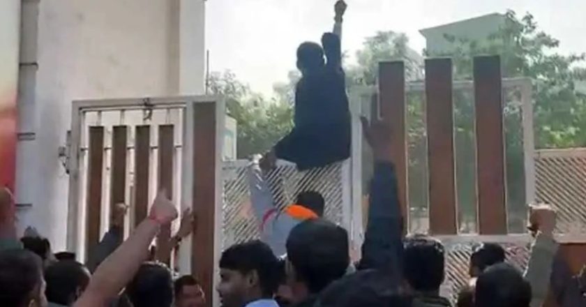 भाजपा मुख्यालय में बीएड के सहायक शिक्षकों का हंगामा