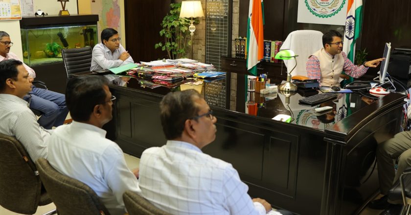 प्रभारी सचिव रजत कुमार ने मेडिकल कॉलेज हॉस्पिटल के प्रबंधन की वीडियो कॉन्फ्रेंसिंग से ली बैठक