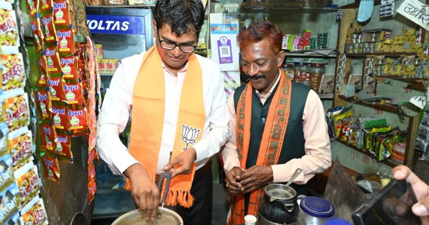 महापौर प्रत्याशी जीवर्धन चौहान के यहां पहुंचे मंत्री ओपी चौधरी, चाय बनाकर आम जनता को पिलाई