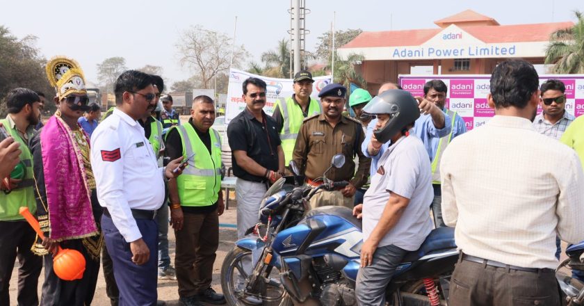सड़क सुरक्षा अभियान: यातायात पुलिस के साथ अडानी पावर ने बांटे हेलमेट, ‘यमराज’ ने दी सीख, हेलमेट पहनिए, जीवन बचाइए!