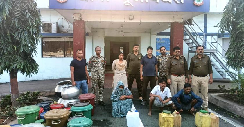 अवैध शराब बेचने वालों पर पूंजीपथरा पुलिस ने कसा शिकंजा, अलग-अलग कार्रवाई में 03 आरोपी गिरफ्तार, 52 लीटर महुआ शराब जब्त