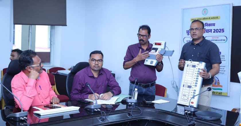 मीडिया प्रतिनिधियों के लिए आयोजित हुआ ईवीएम डेमो प्रदर्शन, ईवीएम से मतदान प्रक्रिया की दी गई जानकारी