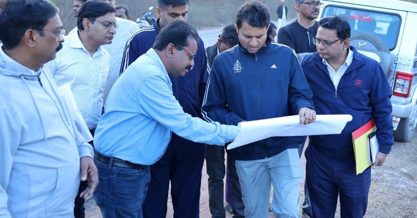 मेडिकल कॉलेज हॉस्पिटल उन्नयन हेतु भूमि चिन्हांकन के लिए सुबह 6 बजे निरीक्षण में निकले कलेक्टर गोयल